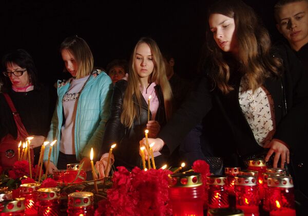 市民们纷纷献花并点起蜡烛，悼念圣彼得堡地铁爆炸案中的遇难者 - 俄罗斯卫星通讯社
