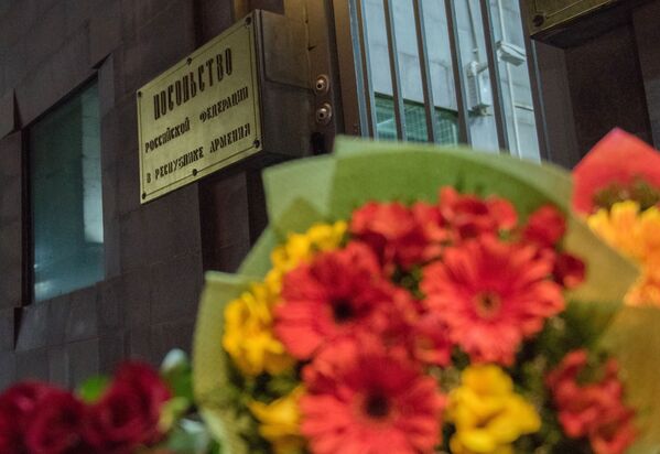 俄羅斯聯邦駐埃里溫使館前為悼念聖彼得堡地鐵爆炸案中的遇難者所敬獻的鮮花 - 俄羅斯衛星通訊社