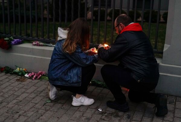 在俄罗斯联邦驻里加使馆门前，人们为悼念圣彼得堡地铁遇难者点起蜡烛 - 俄罗斯卫星通讯社