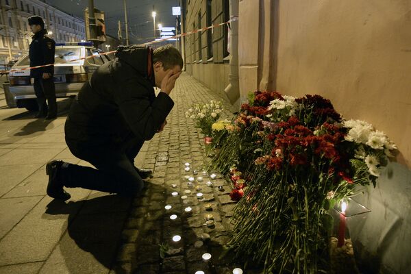 参加圣彼得堡地铁爆炸案遇难者悼念活动的人们 - 俄罗斯卫星通讯社