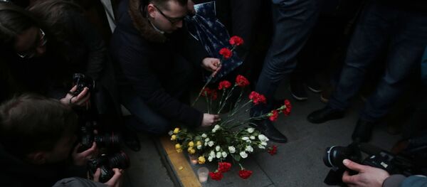 圣彼得堡市民到地铁爆炸现场为遇难者献花 - 俄罗斯卫星通讯社