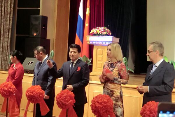 中国驻俄罗斯大使李辉与俄罗斯外交部发言人扎哈罗娃等人剪彩 中国驻俄罗斯大使李辉与俄罗斯外交部发言人扎哈罗娃等人剪彩 - 俄罗斯卫星通讯社