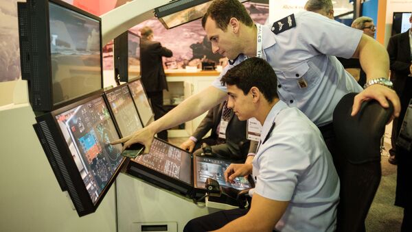 Пилоты у летного тренажера на выставке авиационных и оборонных систем LAAD Defence & Security в Рио-де-Жанейро, Бразилия - 俄羅斯衛星通訊社