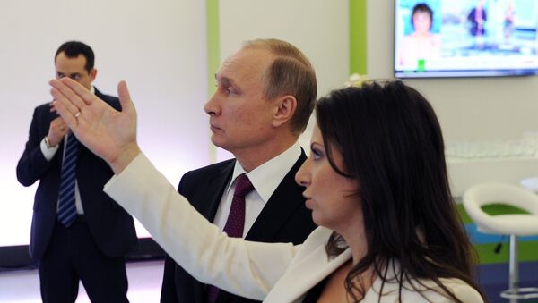 Russian President Vladimir Putin and Editor-in-Chief of the RT (Russia Today) television channel Margarita Simonyan at the exhibition to mark the channel's 10th anniversary - 俄羅斯衛星通訊社