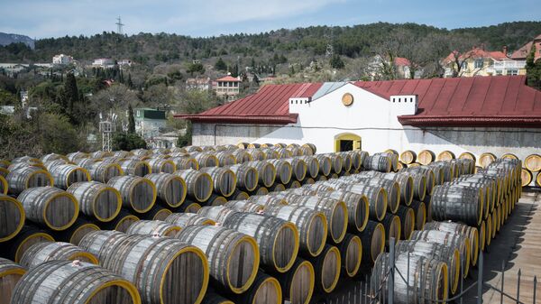 Rows of oak barrels for fermenting Madeira wine at the Massandra wine-making factory - 俄罗斯卫星通讯社