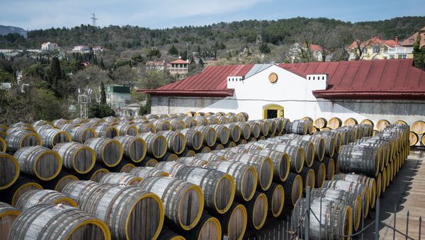 Rows of oak barrels for fermenting Madeira wine at the Massandra wine-making factory - 俄罗斯卫星通讯社