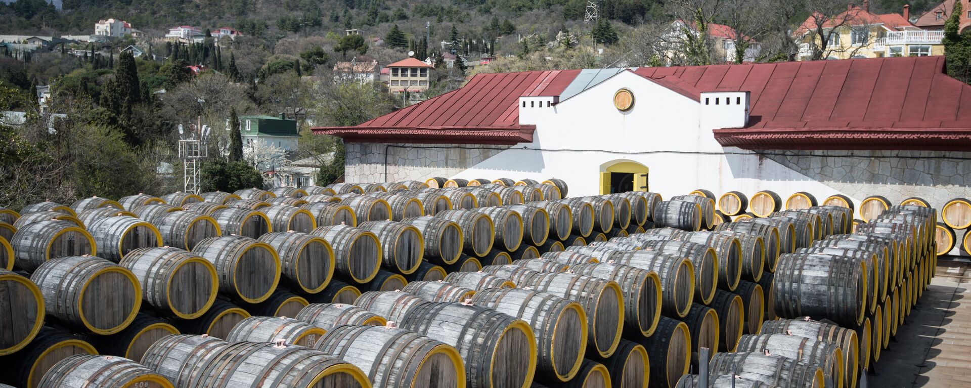 Rows of oak barrels for fermenting Madeira wine at the Massandra wine-making factory - 俄罗斯卫星通讯社, 1920, 15.12.2020