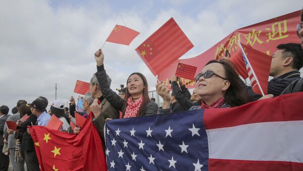 Local Chinese-Americans with US and China flags - 俄罗斯卫星通讯社