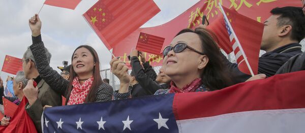 Local Chinese-Americans with US and China flags - 俄罗斯卫星通讯社