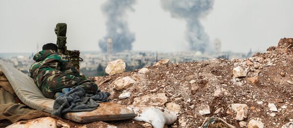 A Syrian forces' artillery observer looks through a scope as smoke plumes rise on the horizon - 俄罗斯卫星通讯社