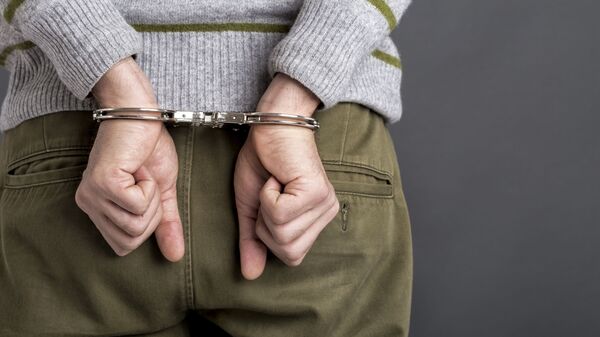 Арестованный мужчина в наручниках - 俄羅斯衛星通訊社