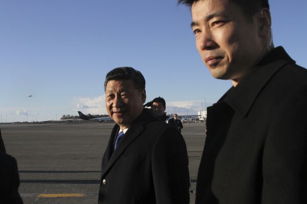 在与美国总统特朗普在佛罗里达进行会面后,习近平与中国代表团决定在阿拉斯加进行中转停留,阿拉斯加州州长比尔·沃克及其夫人等亲自到机场迎接习近平主席。在4摄氏度的蓝天白云之下,习主席一行乘坐以SUV和豪华轿车组成的车队离开机场。 在与美国总统特朗普在佛罗里达进行会面后,习近平与中国代表团决定在阿拉斯加进行中转停留,阿拉斯加州州长比尔·沃克及其夫人等亲自到机场迎接习近平主席。在4摄氏度的蓝天白云之下,习主席一行乘坐以SUV和豪华轿车组成的车队离开机场。 - 俄罗斯卫星通讯社