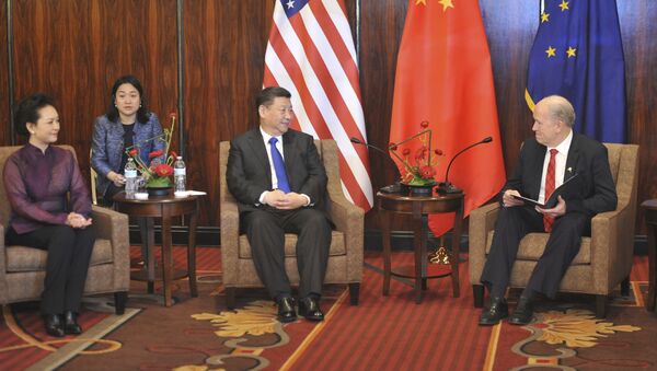 阿拉斯加州州长比尔·沃克与中国国家主席习近平 - 俄罗斯卫星通讯社
