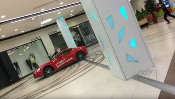 視頻：瘋狂司機商場炫車技 - 俄羅斯衛星通訊社