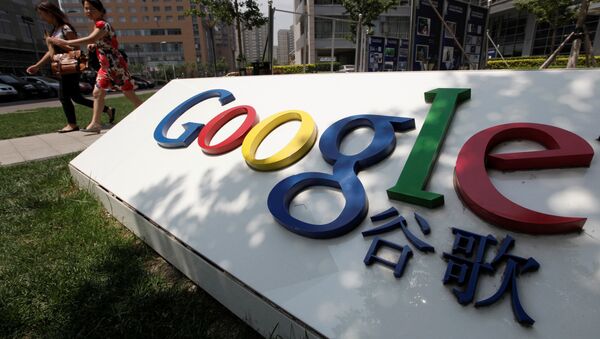 Women walk past the logo of Google in front of its former headquarters, in Beijing - 俄罗斯卫星通讯社