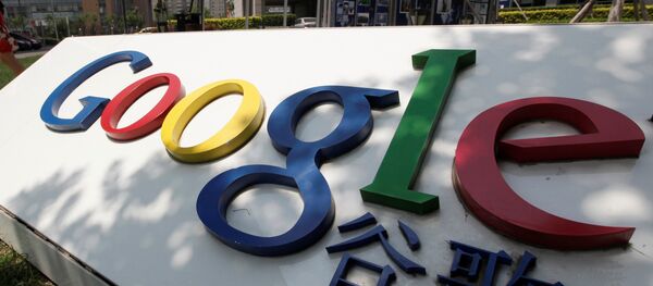 Women walk past the logo of Google in front of its former headquarters, in Beijing - 俄罗斯卫星通讯社