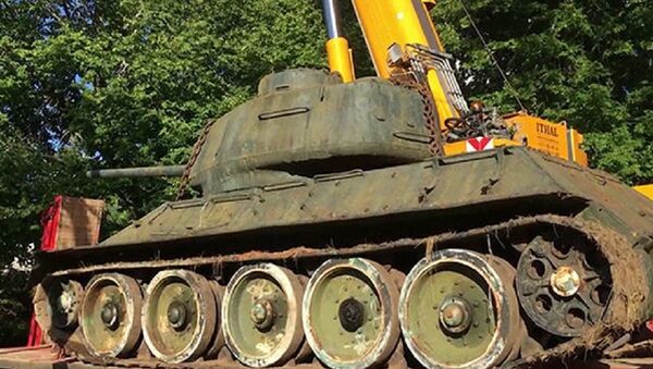 爱沙尼亚收藏家挽救唯一一辆自易北河会师保存至今的T-34坦克 - 俄罗斯卫星通讯社