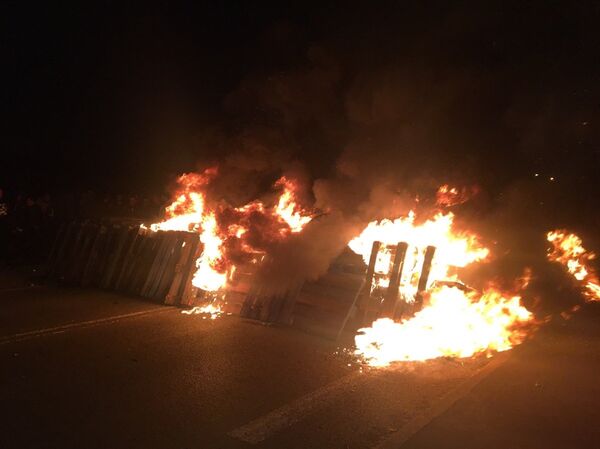 巴黎城郊爆发大规模抗议行动 巴黎城郊爆发大规模抗议行动 - 俄罗斯卫星通讯社