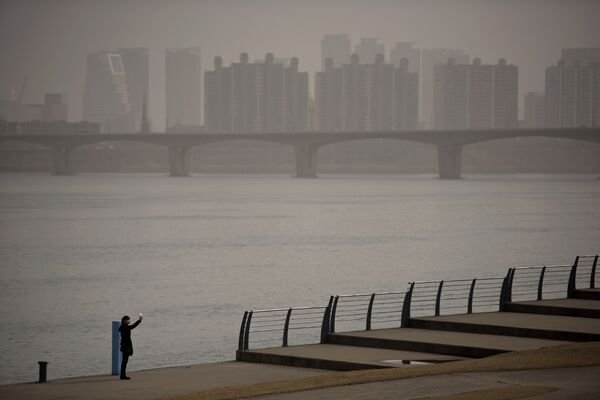 首尔仅次于新德里成为世界上空气污染排名第二的城市后,环境问题近几周成为韩国摆在第一位的问题。 首尔仅次于新德里成为世界上空气污染排名第二的城市后,环境问题近几周成为韩国摆在第一位的问题。 - 俄罗斯卫星通讯社
