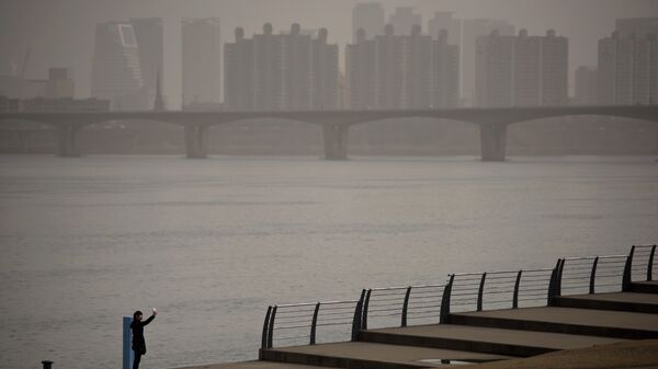 首尔仅次于新德里成为世界上空气污染排名第二的城市后，环境问题近几周成为韩国摆在第一位的问题。 - 俄罗斯卫星通讯社