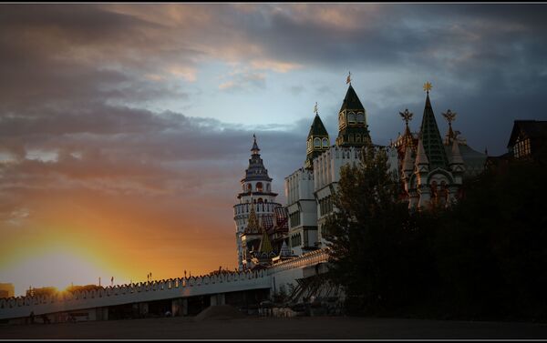 九月的莫斯科一天下七场雨，但依然有蓝天白云时，依然有夕阳金光照耀时/老桑 - 俄罗斯卫星通讯社