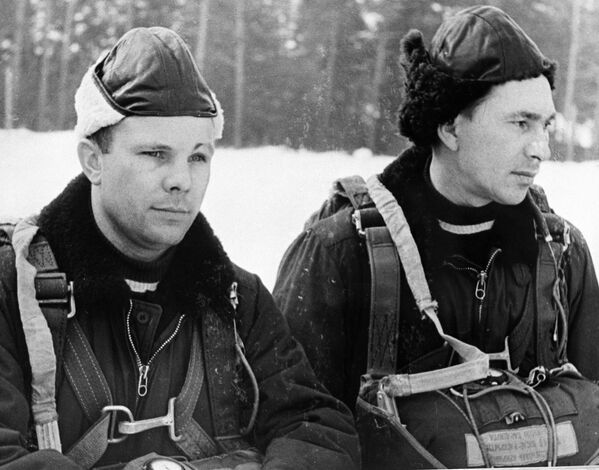 首飞行梯队成员尤里·加加林（左）和帕维尔·别利亚耶夫。 - 俄罗斯卫星通讯社