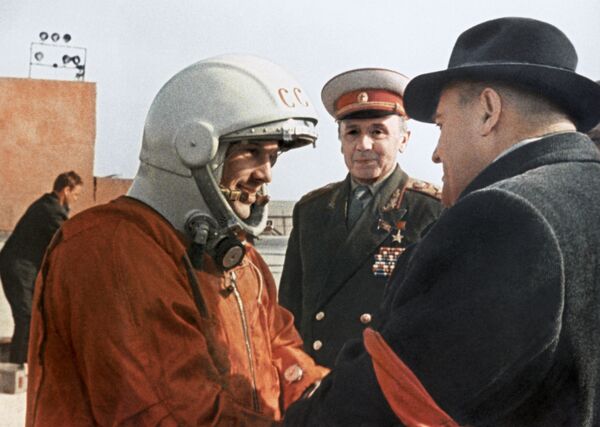 1961年4月12日，蘇聯航天員尤里·加加林和謝爾蓋·帕夫洛維奇·克羅廖夫在拜科努爾航天發射場。 - 俄羅斯衛星通訊社