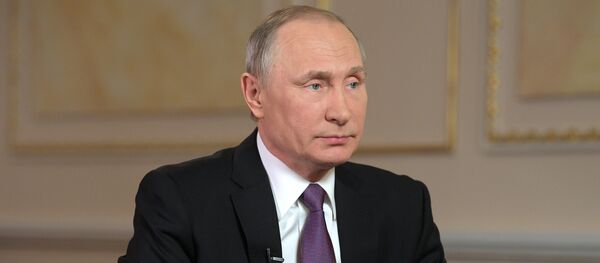 Президент РФ Владимир Путин во время интервью межгосударственной телерадиокомпании Мир - 俄罗斯卫星通讯社