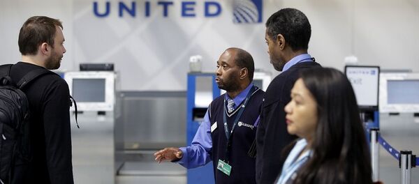 媒体:美联航将向丑闻航班乘客支付赔偿金 媒体:美联航将向丑闻航班乘客支付赔偿金 - 俄罗斯卫星通讯社