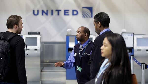 United Airlines выплатит компенсацию пассажирам скандального рейса - 俄罗斯卫星通讯社