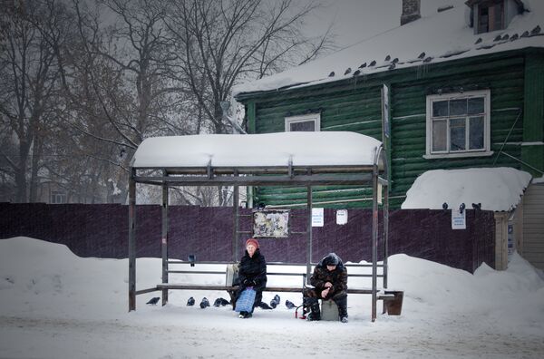 路过圣彼得堡一公交车站，发现两位老人在等车，但他们的神态却大不相同：老年妇人神态自若，安祥等车，但老大爷在不时的看手表，显得很焦躁。 - 俄罗斯卫星通讯社