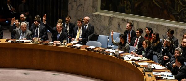 U.S. Ambassador to the U.N. Nikki Haley and other members of the security council vote for a draft resolution condemning the reported use of chemical weapons in Syria - 俄羅斯衛星通訊社