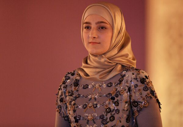 艾莎特是菲尔杜丝时装屋(Firdaws)的老板兼设计师。不久前,她在莫斯科时装周展示了系列民族风晚礼服。 艾莎特是菲尔杜丝时装屋(Firdaws)的老板兼设计师。不久前,她在莫斯科时装周展示了系列民族风晚礼服。 - 俄罗斯卫星通讯社