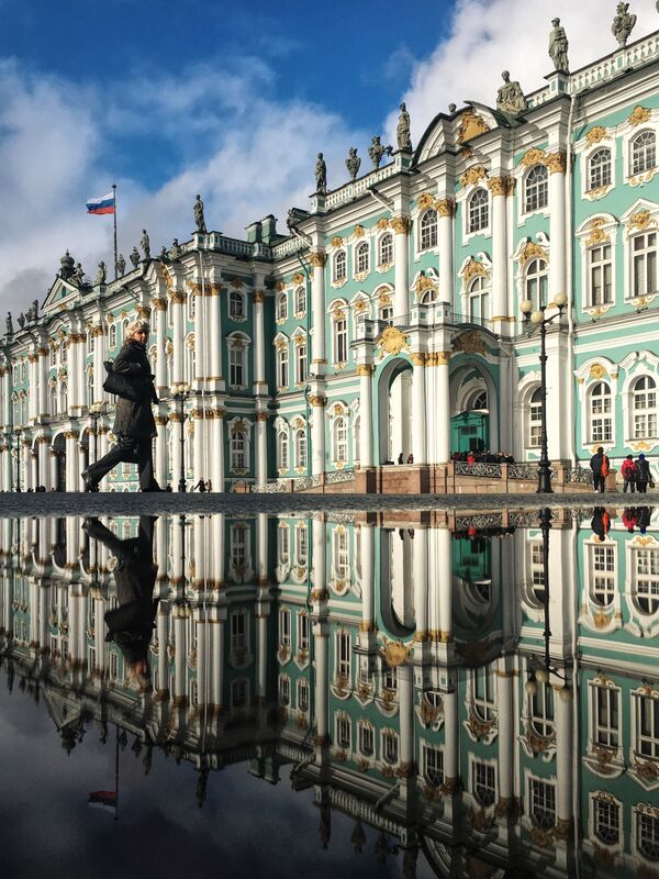 获得本次《镜头下的俄罗斯和中国》摄影大赛铜奖的作品是徐林所拍摄的埃尔米塔什博物馆雨后拍摄的风景。 - 俄罗斯卫星通讯社