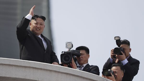 Ким Чен Ын на военном параде, посвященном 105-летию со дня рождения Ким Ир Сена в Пхеньяне, Северная Корея - 俄罗斯卫星通讯社