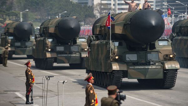 Военные транспортные средства с ракетами во время военного парада, посвященного 105-летию со дня рождения Ким Ир Сена в Пхеньяне, Северная Корея - 俄罗斯卫星通讯社