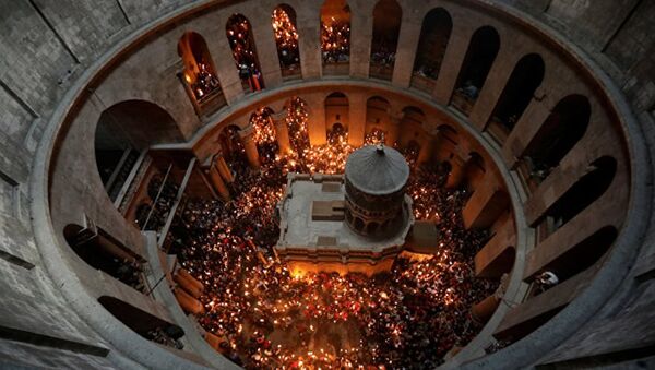 “神聖之火”從耶路撒冷聖墓教堂取出 - 俄羅斯衛星通訊社