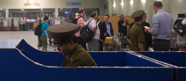 В аэропорту Пхеньяна. Паспортный контроль - 俄罗斯卫星通讯社