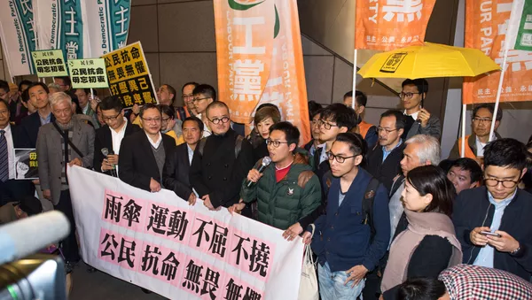 成千上萬名香港人上街示威 支持被判刑者 - 俄羅斯衛星通訊社