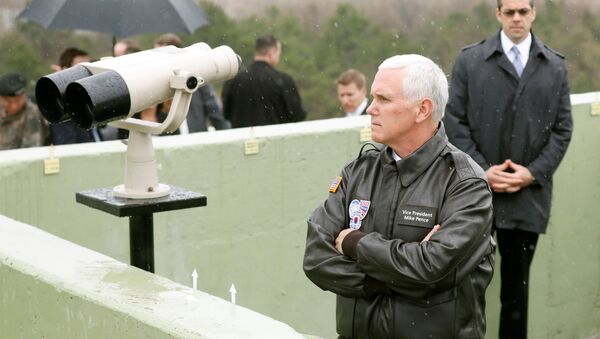 Вице-президент США Майк Пенс на демилитаризованной зоне, разделяющей Корейский полуостров - 俄羅斯衛星通訊社