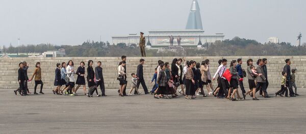 Жители на одной из улиц в Пхеньяне Жители на одной из улиц в Пхеньяне - 俄羅斯衛星通訊社