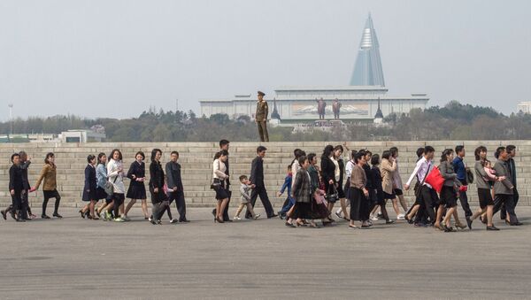 Жители на одной из улиц в Пхеньяне - 俄罗斯卫星通讯社