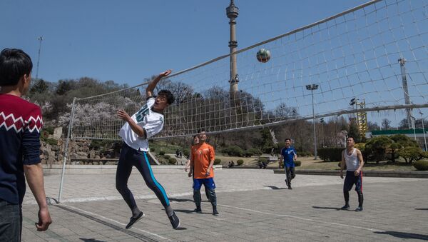 Молодые люди играют в волейбол возле Пхеньянской телебашни - 俄罗斯卫星通讯社