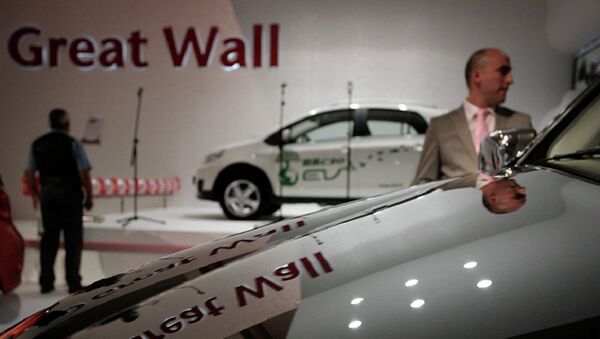 Посетители смотрят на автомобили Great Wall в автосалоне - 俄羅斯衛星通訊社