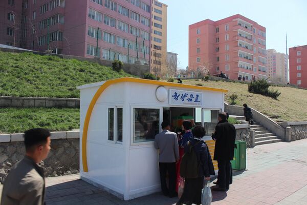 人们像往常一样赶着去上班、排队,等公车、带家人和孩子散步,或者只是享受好天气。 人们像往常一样赶着去上班、排队,等公车、带家人和孩子散步,或者只是享受好天气。 - 俄罗斯卫星通讯社