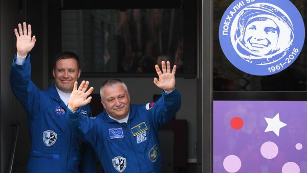 Rосмонавт Роскосмоса Федор Юрчихин и астронавт НАСА Джек Фишер в автобусе перед отъездом на стартовую площадку - 俄羅斯衛星通訊社