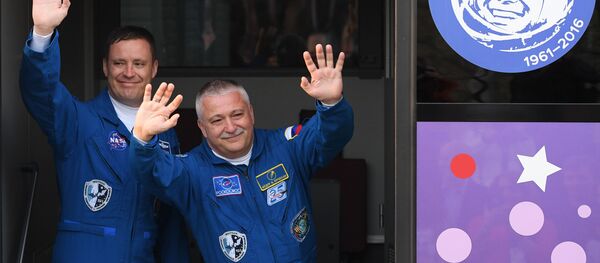 Rосмонавт Роскосмоса Федор Юрчихин и астронавт НАСА Джек Фишер в автобусе перед отъездом на стартовую площадку - 俄羅斯衛星通訊社