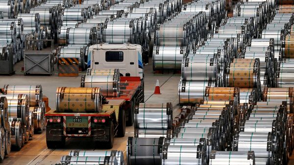 A truck drives past rolls of steel inside the China Steel Corporation factory - 俄罗斯卫星通讯社