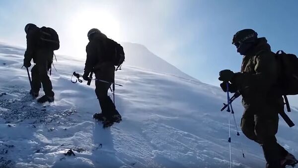 堪察加特种部队攀登活火山 - 俄罗斯卫星通讯社