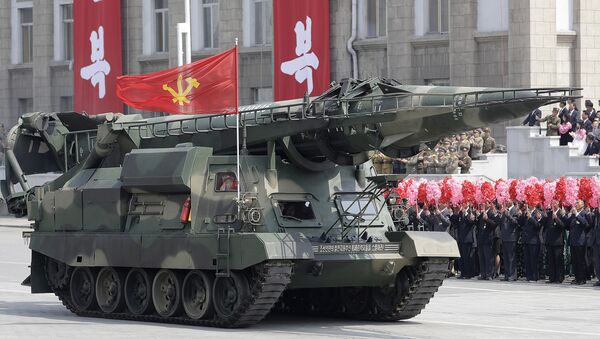 Военные транспортные средства с ракетами во время военного парада, посвященного 105-летию со дня рождения Ким Ир Сена в Пхеньяне, Северная Корея - 俄羅斯衛星通訊社